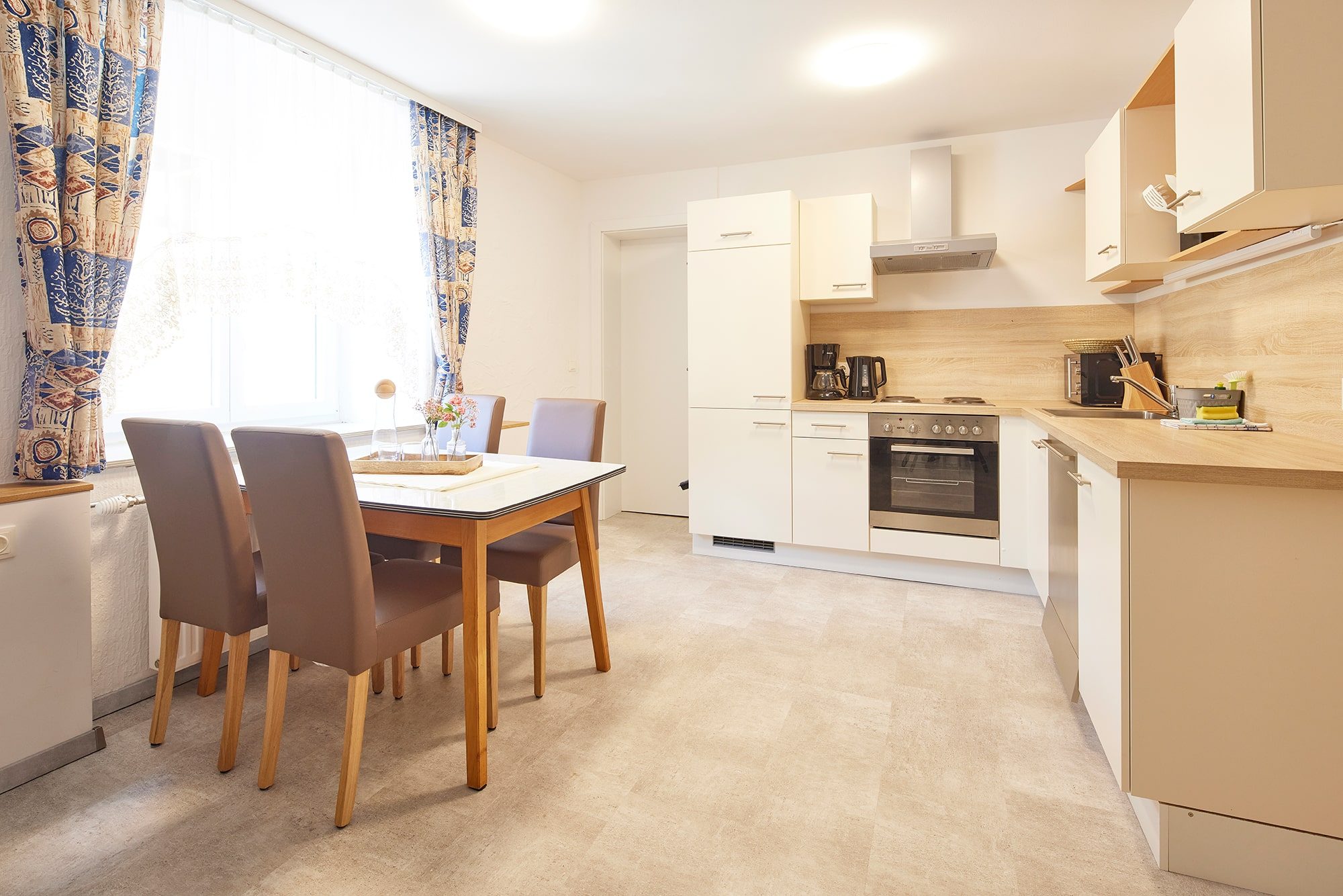 Appartement Zwoa – Küche mit Essplatz am Fenster