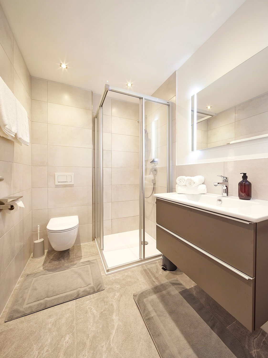 Zwoa – Badezimmer mit Dusche und Waschtisch